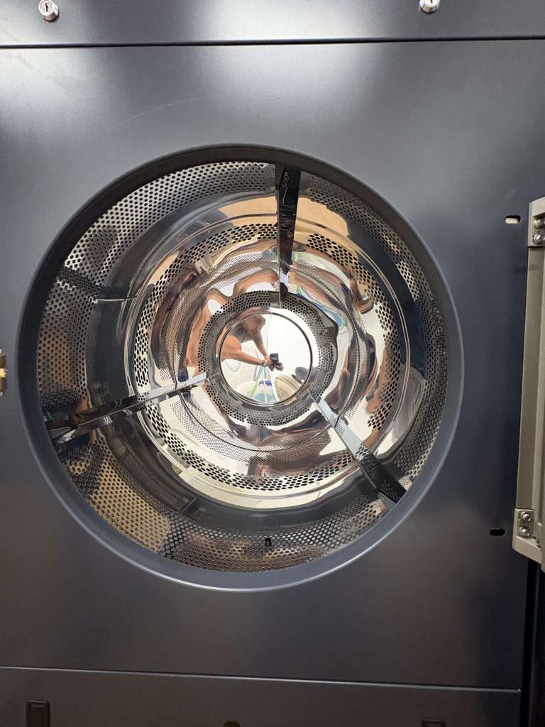 Lavadora industrial en funcionamiento en lavandería Bebelcare en Lumbrales